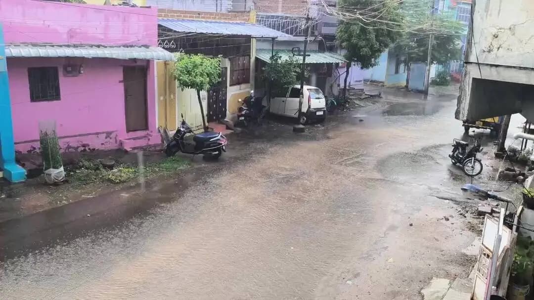 பெரியகுளம்: பெரியகுளத்தில் பலத்த காற்றுடன் கனமழை: வெப்பம் தணிந்ததால் மக்கள் மகிழ்ச்சி