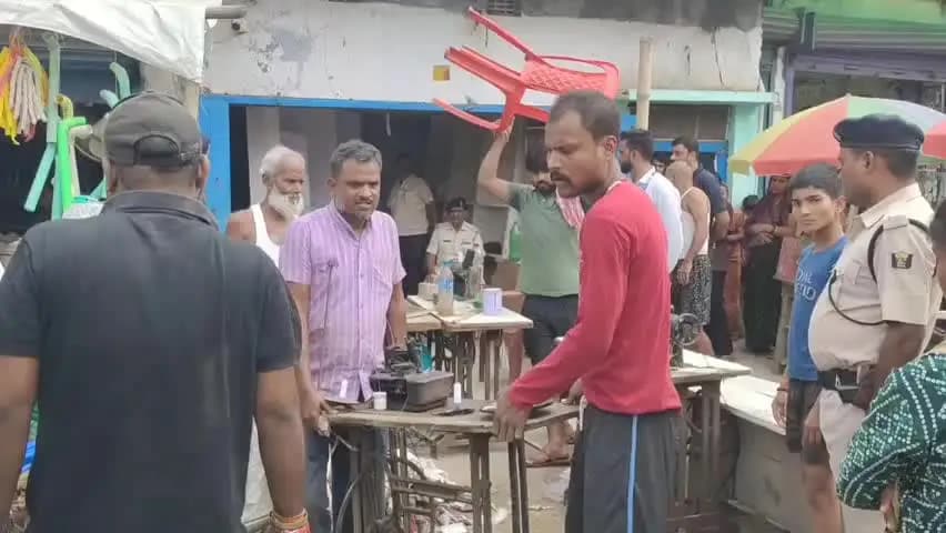 तारापुर: 20 साल पुराने दुकान विवाद का हुआ निष्पादन, न्यायालय के आदेश पर विजय शर्मा को मिला दुकान का दखल।
