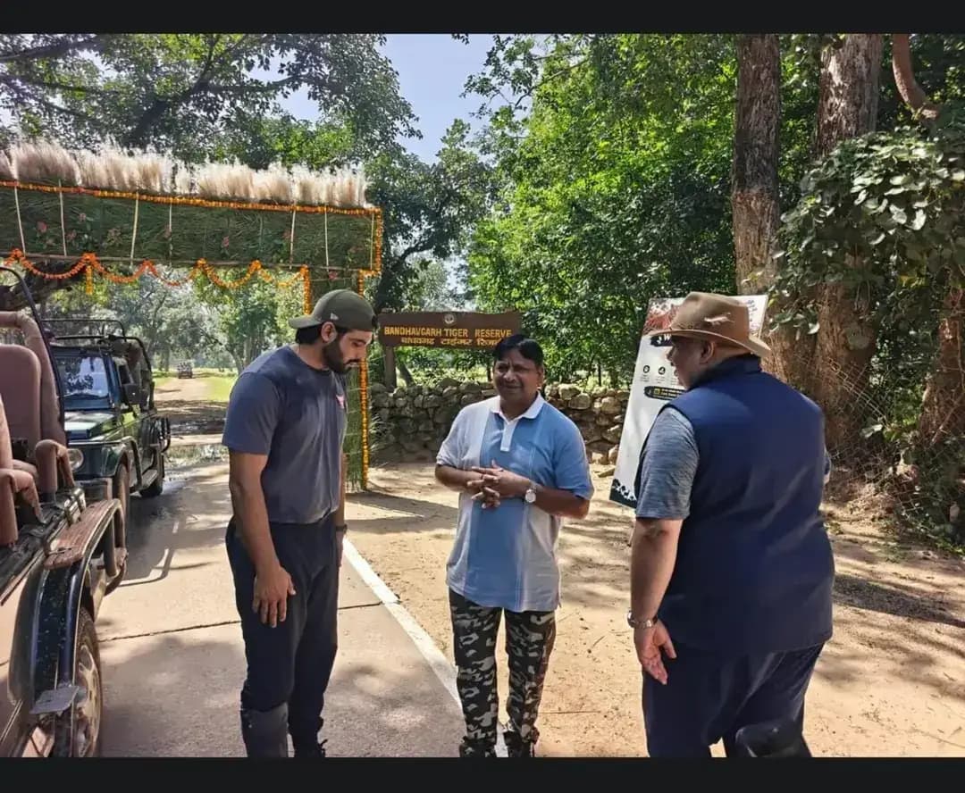 ☑️भाला और निशानी में भारत का नाम रोशन करने वाले चौंपियन पहुंचे बांधवगढ़
☑️नीरज चोपड़ा और गगन नारंग ने जंगल सफारी का लिया आनंद, वन्यजीव संरक्षण का लिया संकल्प
वन्यजीव सप्ताह के अवसर पर बांधवगढ़ टाइगर रिजर्व में शनिवार को खेल और वन्यजीव संरक्षण का अनूठा संगम देखने को मिला। ओलंपिक स्वर्ण पदक विजेता नीरज चोपड़ा और ओलंपिक कांस्य पदक विजेता निशानेबाज गगन नारंग ने बांधवगढ़ टाइगर रिजर्व का भ्रमण किया और वन्यजीव संरक्षण के प्रति अपनी प्रतिबद्धता जताई।
नीरज चोपड़ा और गगन नारंग ने जंगल सफारी का आनंद लेने के साथ ही वन अधिकारियों एवं फील्ड स्टाफ से बाघ संरक्षण, वन्यजीव प्रबंधन और ईको-टूरिज्म से जुड़े प्रयासों पर विस्तार से चर्चा की। उन्होंने बांधवगढ़ की जैव विविधता को करीब से देखा तथा वन्यजीव संरक्षण में मैदानी अमले की महत्वपूर्ण भूमिका को समझा। वन्यजीव सप्ताह के अंतर्गत आयोजित कार्यक्रम में दोनों खेल हस्तियों ने रिजर्व के कोर गेट पर लगाए गए ‘सिग्नेचर कैंपेन-प्लेज बोर्ड’ पर हस्ताक्षर कर वन्यजीव संरक्षण का संकल्प लिया। इस अवसर पर संदेशों के माध्यम से प्रकृति एवं वन्यजीवों के प्रति
@cmmadhyapradesh
@jansamparkmp
@minforestmp
<nis:link nis:type=tag nis:id=उमरिया nis:value=उमरिया nis:enabled=true nis:link/>