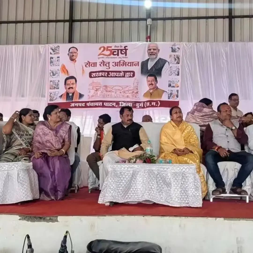 सेवा सेतु अभियान से समाधान की राह आसान!
दुर्ग लोकसभा सांसद श्री विजय बघेल की उपस्थिति में ‘सेवा संकल्प अभियान’ के तहत सतनाम भवन, पाटन में आयोजित ‘सेवा सेतु अभियान’ शिविर में विभिन्न विभागों द्वारा स्टॉल लगाकर नागरिकों की समस्याओं और आवश्यकताओं को सुना गया। अधिकारियों-कर्मचारियों ने मौके पर ही आवेदनों का निराकरण कर शासन की सेवाओं को नागरिकों तक पहुंचाया।
जनसमस्याओं का त्वरित समाधान, जनसेवा का सशक्त संकल्प।
#सेवा_संकल्प_अभियान
#SevaSankalpAbhiyan
#SevaSetuAbhiyan
#SevaMeraYogdaan