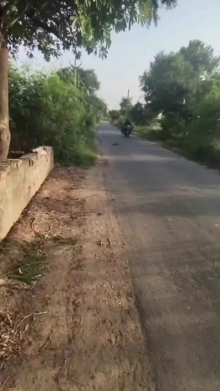 🇮🇳 आज सड़क पर तिरंगा नहीं… देश की शान पड़ी थी। 🥺
गाड़ियाँ गुजर रही थीं, लेकिन किसी की नज़र नहीं पड़ी।
मैंने गाड़ी