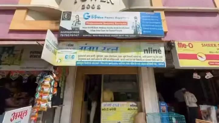 कहानी बदलाव की
पीएमईजीपी से राहुल के छोटे कारोबार को मिली उड़ान, 20 हजार की आय बढ़कर हुई 80 हजार रुपये
10 लाख के ऋण और 25% सब्सिडी से बदली राहुल की जिंदगी, अब 4 लोगों को दे रहे रोजगार
ग्राम ईश्वरथूनी निवासी 31 वर्षीय युवा राहुल गुर्जर आज अपने व्यवसाय के माध्यम से न केवल स्वयं आत्मनिर्भर बने हैं, बल्कि अन्य लोगों को भी रोजगार दे रहे हैं। प्रधानमंत्री रोजगार सृजन कार्यक्रम पीएमईजीपी योजना के माध्यम से मिले आर्थिक सहयोग ने उनके छोटे से एमपी ऑनलाइन केंद्र को विस्तार देने में महत्वपूर्ण भूमिका निभाई है।
राहुल गुर्जर पहले भी एमपी ऑनलाइन की दुकान संचालित करते थे, लेकिन दुकान का काम छोटे स्तर पर था और वे अकेले ही पूरा काम संभालते थे। वर्ष 2023 में उद्योग विभाग की प्रधानमंत्री रोजगार सृजन कार्यक्रम (पीएमईजीपी) योजना के अंतर्गत सेंट्रल बैंक के माध्यम से उन्हें 10 लाख रुपये का ऋण प्राप्त हुआ। ऋण पर 25 प्रतिशत सब्सिडी का लाभ भी मिला।
#jansampark #ratlam
#MadhyaPradesh