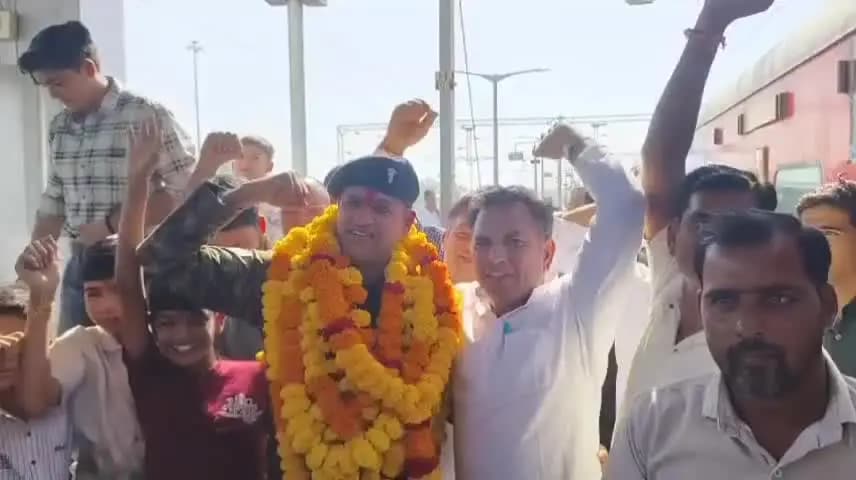 शुजालपुर: 22 साल देश की सेवा कर लौटे ललित परमार का शुजालपुर में भव्य स्वागत