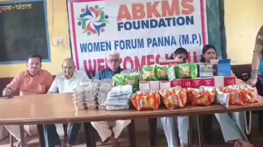सिमरिया: लाल बहादुर शास्त्री की जयंती पर दिव्यांग छात्रावास में बच्चों के साथ सेवा कार्य का आयोजन, केक काटा गया