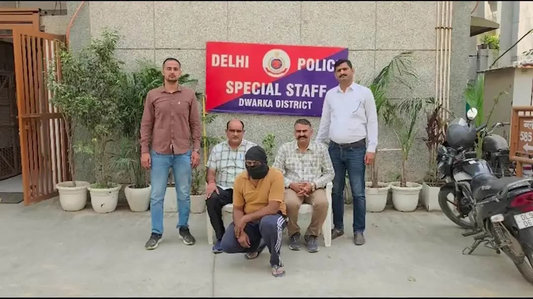 नजफगढ़: द्वारका स्पेशल स्टाफ ने NI एक्ट मामले में फरार 42 वर्षीय घोषित अपराधी अमित बंसल को किया गिरफ्तार