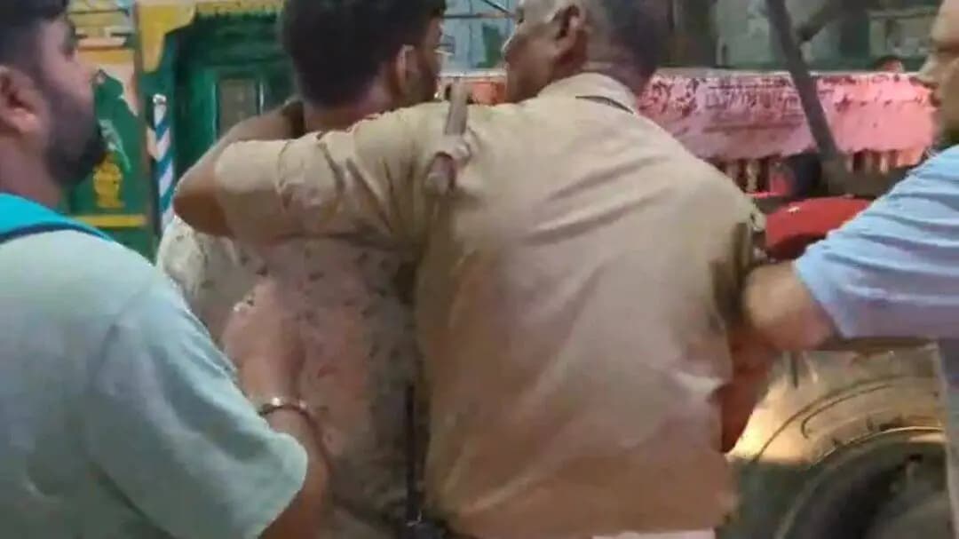 मथुरा: मंडी चौराहे पर ट्रैक्टर-कार की टक्कर के बाद हंगामा, यातायात पुलिसकर्मी से मारपीट का आरोप, वीडियो हुआ वायरल
