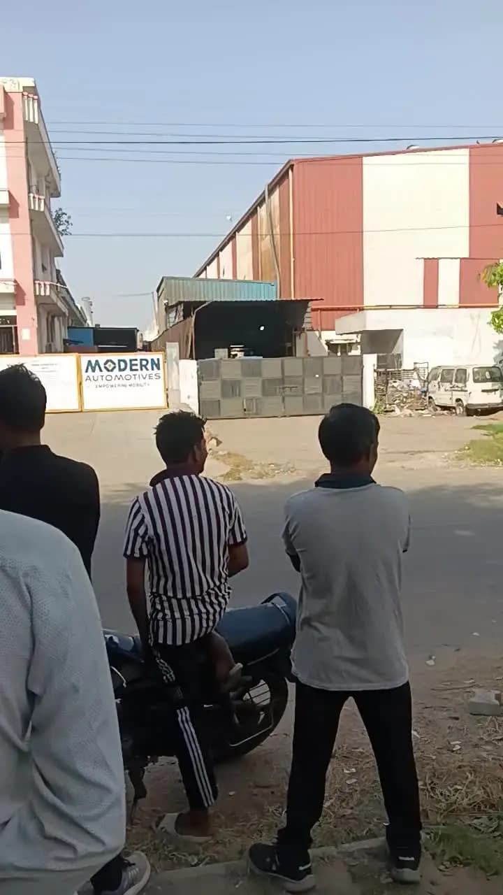 mortal company mein salary na milane ke Karan dharna pradarshan