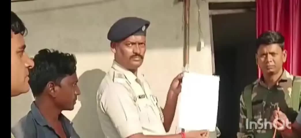 पिपरा: हरिहरगंज थाना, सुल्तानी गांव: फरार अभियुक्त मुकेश कुमार के घर पुलिस ने चिपकाया इश्तिहार