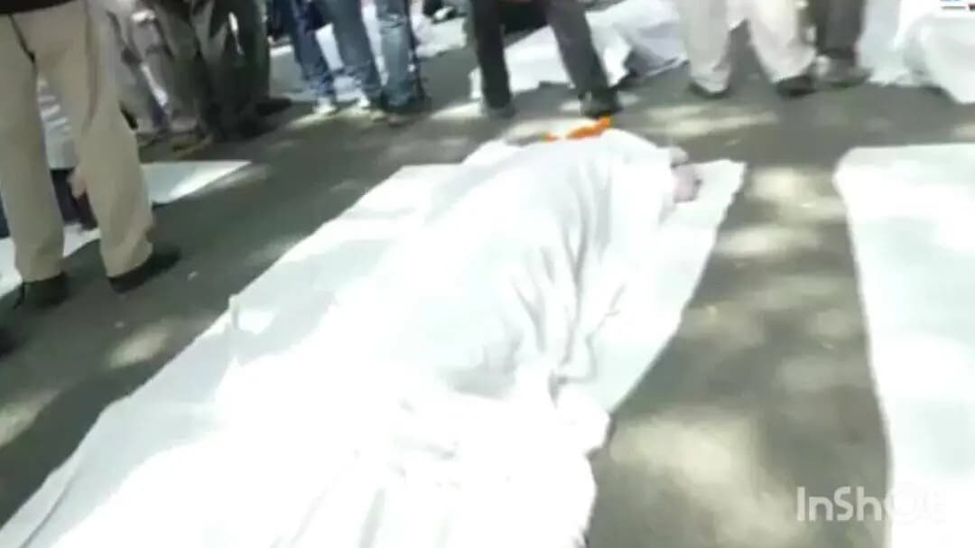 NSUI कार्यकर्ताओं ने नई दिल्ली में विरोध प्रदर्शन किया