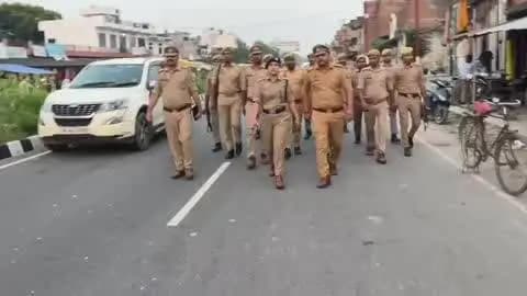 पुलिस अधीक्षक सुश्री प्राची सिंह द्वारा थाना संममनपुर क्षेत्र के कुर्की बाजार मेंपैदल