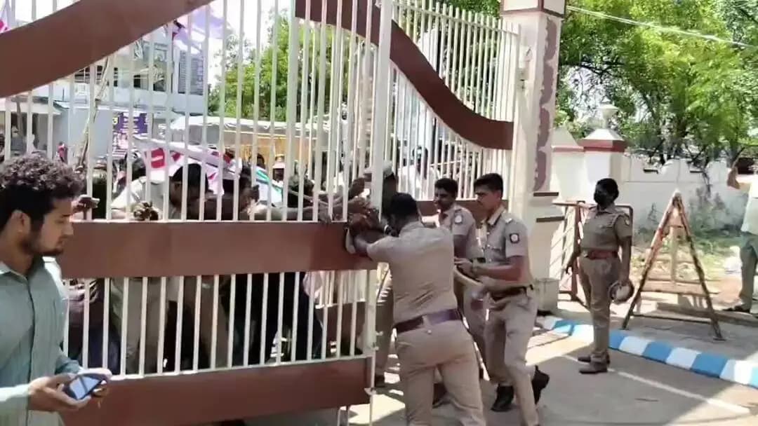 தேனி: தேனி ஆட்சியர் அலுவலகத்தில் பரபரப்பு: குடியிருப்பு அருகே சுடுகாடு அமைக்க எதிர்ப்பு