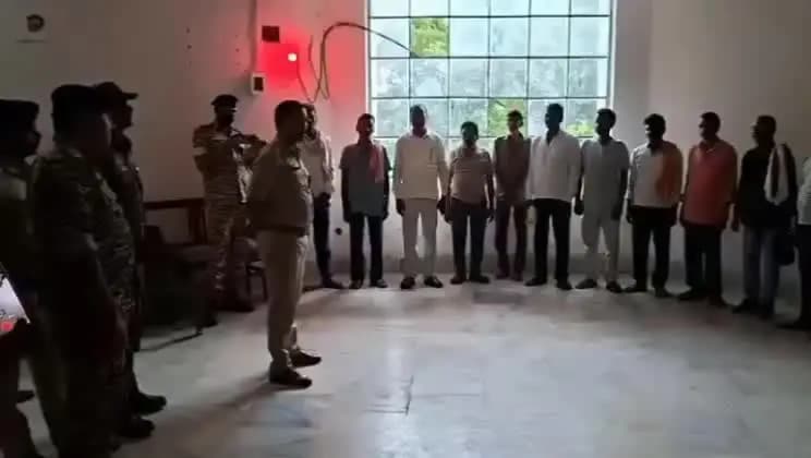 हुसैनाबाद: छतरपुर में पुलिस ने की दागी परेड और अपराध बैठक, 22 दागियों को दी सख्त चेतावनी