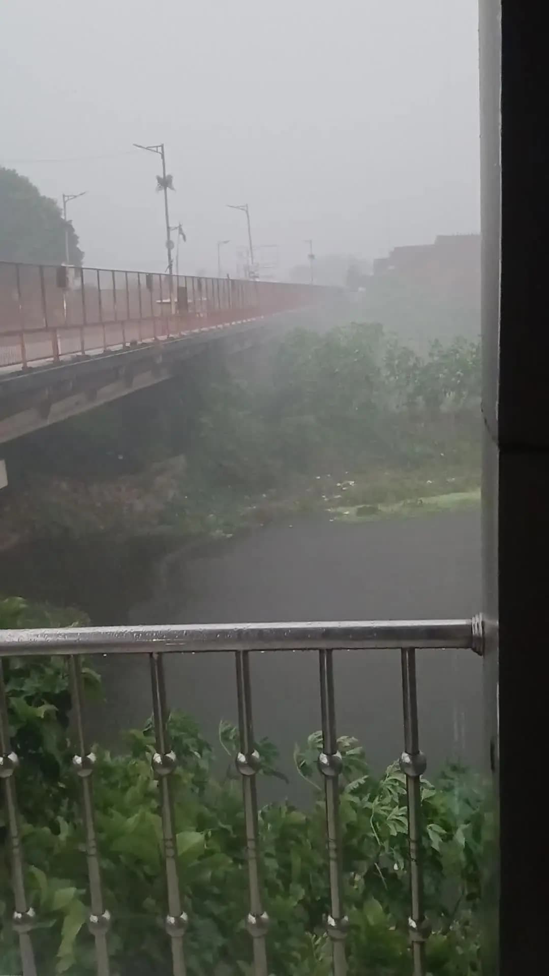 अकबरपुर तहसील तिराहे पर मूसलाधार वर्षा।