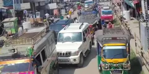 हुसैनाबाद: काली कंबल वाले बाबा के शिविर में उमड़ी भीड़ से जपला-छतरपुर रोड पर घंटों जाम, लोगों को हुई परेशानी