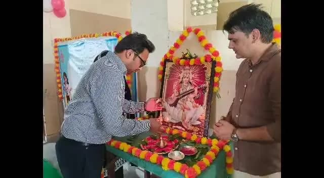 पलवल: *'सेवा संकल्प अभियान' के तहत निपुण हरियाणा मिशन में प्राथमिक अध्यापकों का प्रशिक्षण शुरू*
*- अतिरिक्त उपायुक्त उत्सव आनंद ने किया प्रशिक्षण कार्यक्रम का शुभारंभ*
*- जिला के 1532 प्राथमिक अध्यापकों को दिया जाएगा नवाचार एवं एफएलएन आधारित प्रशिक्षण*
*- अध्यापकों की क्षमता निर्माण एवं उन्हें नवीन शिक्षण विधियों से प्रशिक्षित करना अत्यंत महत्वपूर्ण : अतिरिक्त उपायुक्त उत्सव आनन्द*
*पलवल, 5 अक्टूबर।*
सेवा संकल्प अभियान के तहत निपुण हरियाणा मिशन के अंतर्गत जिला के प्राथमिक अध्यापकों के प्रशिक्षण कार्यक्रम का आज शुभारंभ हुआ। खण्ड पलवल में राजकीय उच्च माध्यमिक विद्यालय पलवल कैम्प में आयोजित प्रशिक्षण कार्यक्रम का शुभारंभ अतिरिक्त उपायुक्त उत्सव आनंद ने दीप प्रज्ज्वलित करके किया। जिला के तीन खण्डों पलवल, हथीन एवं हसनपुर में सोमवार से प्रशिक्षण प्रारंभ किया गया है, जबकि खण्ड होडल में प्रशिक्षण 6 अक्टूबर से शुरू होगा।
अतिरिक्त उपायुक्त उत्सव आनंद ने कहा कि निपुण हरियाणा मिशन का उद्देश्य प्रत्येक विद्यार्थी को प्राथमिक स्तर पर आवश्यक मूलभूत दक्षताएं प्राप्त करवाना है। इसके लिए अध्यापकों की क्षमता निर्माण एवं उन्हें नवीन शिक्षण विधियों से प्रशिक्षित करना अत्यंत महत्वपूर्ण है। प्रशिक्षण के माध्यम से अध्यापक नई तकनीकों एवं नवाचारों को कक्षा-कक्ष में प्रभावी ढंग से लागू कर सकेंगे, जिससे विद्यार्थियों के सीखने के स्तर में अपेक्षित सुधार लाया जा सकेगा।
जिला पलवल में निपुण हरियाणा मिशन के अंतर्गत कुल 1532 प्राथमिक अध्यापकों को प्रशिक्षण प्रदान किया जाना है। प्रशिक्षण के प्रथम दिन खण्ड पलवल में 160, खण्ड हथीन में 85 तथा खण्ड हसनपुर में 40 प्राथमिक अध्यापकों का प्रशिक्षण प्रारंभ हुआ।
प्रशिक्षण कार्यक्रम का मुख्य उद्देश्य प्राथमिक स्तर पर विद्यार्थियों के मूलभूत साक्षरता एवं संख्यात्मक ज्ञान को मजबूत करना तथा अध्यापकों को शिक्षण-अधिगम की नवीन एवं प्रभावी तकनीकों से परिचित कराना है। प्रशिक्षण के दौरान अध्यापकों को नवाचार आधारित शिक्षण पद्धतियों, गतिविधि आधारित शिक्षण तथा कक्षा-कक्ष में विद्यार्थियों की सीखने की क्षमता को बेहतर बनाने के प्रभावी तरीकों का प्रशिक्षण दिया जाएगा।
जिला में यह प्रशिक्षण कार्यक्रम चरणबद्ध रूप से आयोजित किया जा रहा है, जिसमें सभी प्राथमिक अध्यापकों की सहभागिता सुनिश्चित की जा रही है। सेवा संकल्प अभियान के तहत आयोजित यह प्रशिक्षण कार्यक्रम प्राथमिक शिक्षा की गुणवत्ता में सुधार लाने तथा विद्यार्थियों को बेहतर शैक्षणिक वातावरण उपलब्ध करवाने की दिशा में महत्वपूर्ण कदम है।
इस अवसर पर मुख्यमंत्री सुशासन सहयोगी संदीप कुमार, जिला शिक्षा अधिकारी मामराज रावत, जिला संयोजक संदीप तेवतिया, खण्ड शिक्षा अधिकारी ओमप्रकाश तथा विद्यालय मुखिया नवल किशोर सहित अन्य अधिकारी एवं शिक्षक उपस्थित रहे।
000