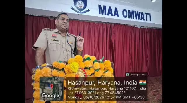 पलवल: थाना हसनपुर पुलिस द्वारा मां ओमवती कॉलेज में साइबर जागरूकता कार्यक्रम का आयोजन।*
*थाना प्रभारी उप-निरीक्षक विजयपाल ने छात्रों और युवाओं को साइबर अपराधों से बचाव के दिए व्यावहारिक टिप्स,किसी भी अनजान व्यक्ति के साथ न साझा करें ओटीपी, पिन (PIN) या सीवीवी (CVV) नंबर।*
*पुलिस अधीक्षक दीप्ति गर्ग, आईपीएस के दिशा-निर्देशानुसार जिलेभर में चलाया जा रहा है 'साइबर जागरूकता माह'।*
हरियाणा पुलिस द्वारा चलाए जा रहे राज्यव्यापी 'साइबर जागरूकता माह' के तहत पुलिस अधीक्षक पलवल दीप्ति गर्ग, आईपीएस के कुशल मार्गदर्शन में पलवल पुलिस द्वारा आमजन और युवाओं को साइबर सुरक्षा के प्रति लगातार जागरूक किया जा रहा है। इसी कड़ी में आज मां ओमवती कॉलेज, हसनपुर में एक विशेष साइबर जागरूकता कार्यक्रम का सफल आयोजन किया गया।
इस जागरूकता कार्यक्रम की अध्यक्षता थाना हसनपुर प्रबंधक उप-निरीक्षक विजयपाल द्वारा की गई। कार्यक्रम के दौरान कॉलेज के छात्र-छात्राओं, प्राध्यापकों एवं स्टाफ को वर्तमान समय में तेजी से पनप रहे साइबर अपराधों के तरीकों और उनसे बचाव के उपायों के बारे में विस्तार से जानकारी दी गई।
*ओटीपी, पिन व सीवीवी सुरक्षा पर विशेष जोर:*
थाना प्रभारी उप-निरीक्षक विजयपाल ने विद्यार्थियों को सम्बोधित करते हुए बताया कि किसी भी स्थिति में अपना ओटीपी (OTP), बैंक पिन (PIN) या कार्ड का सीवीवी (CVV) नंबर किसी भी अनजान व्यक्ति से साझा न करें। साइबर अपराधी अक्सर खुद को बैंक अधिकारी या कस्टमर केयर प्रतिनिधि बताकर झांसे में लेते हैं और वित्तीय ठगी को अंजाम देते हैं।
*डिजिटल अरेस्ट व फर्जी वीडियो कॉल के प्रति किया आगाह:*
कार्यक्रम में विद्यार्थियों को 'डिजिटल अरेस्ट' और फर्जी पुलिस/सरकारी अधिकारी बनकर आने वाली व्हाट्सएप या स्काइप वीडियो कॉल से सावधान रहने की हिदायत दी गई। थाना प्रभारी ने स्पष्ट किया कि कोई भी पुलिस या जांच एजेंसी वीडियो कॉल पर किसी को गिरफ्तार नहीं करती और न ही रुपयों की मांग करती है।
*हेल्पलाइन नंबर 1930 की जानकारी:*
थाना प्रबंधक ने उपस्थित युवाओं को प्रेरित किया कि यदि कोई भी व्यक्ति ऑनलाइन वित्तीय धोखाधड़ी का शिकार हो जाता है, तो बिना समय गंवाए तुरंत राष्ट्रीय साइबर हेल्पलाइन नंबर 1930 पर कॉल करें या cybercrime.gov.in पर शिकायत दर्ज कराएं। जितनी जल्दी 1930 पर सूचना दी जाएगी, ठगी गई राशि को रुकवाने की संभावना उतनी ही अधिक रहती है।
कार्यक्रम के अंत में कॉलेज प्रशासन द्वारा थाना हसनपुर पुलिस टीम का आभार व्यक्त किया गया। विद्यार्थियों ने भी साइबर सुरक्षा के इस सत्र की सराहना की और अपने आसपास के लोगों को भी जागरूक करने का संकल्प लिया।