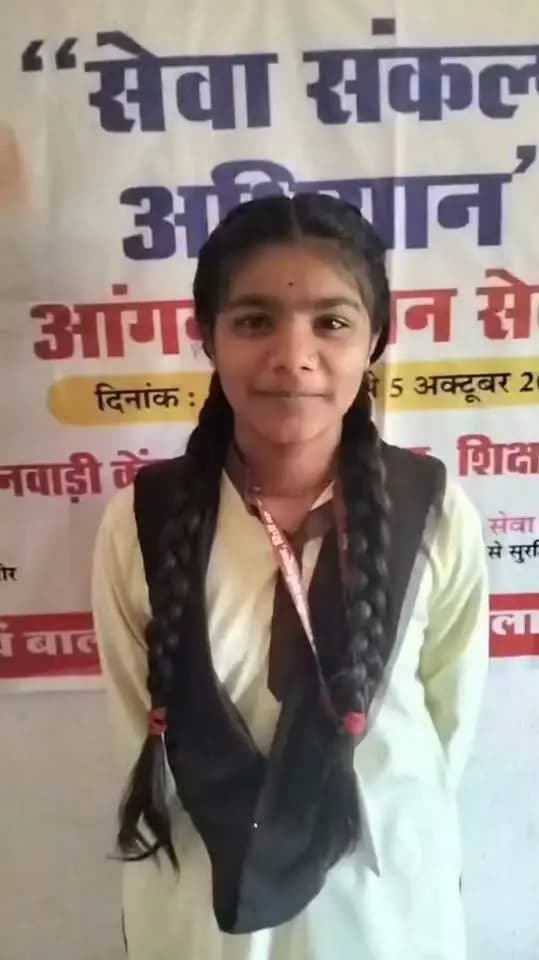 #सेवा_संकल्प_अभियान
#सेवा_की_कहानी
बेटी के भविष्य की चिंता से मुक्त हुआ परिवार
ग्राम रिछी की बालिका अर्चना को लाड़ली लक्ष्मी योजना का लाभ
जिले की नलखेड़ा तहसील के ग्राम रिछी में निवासरत एक गरीब परिवार की बालिका अर्चना प्रजापत को मध्यप्रदेश शासन की लाड़ली लक्ष्मी योजना का लाभ मिला है।
बालिका के पिता मजदूरी कर परिवार का भरण-पोषण करते हैं। बेटी के जन्म के बाद उसके पालन-पोषण और शिक्षा को लेकर परिवार चिंतित था। आंगनवाड़ी कार्यकर्ता द्वारा लाड़ली लक्ष्मी योजना की जानकारी देने पर परिवार ने ग्राम पंचायत के माध्यम से आवेदन किया।
पात्रता अनुसार बालिका का पंजीयन कर लाड़ली लक्ष्मी प्रमाण-पत्र जारी किया गया। योजना के तहत बालिका को कक्षा 6वीं में प्रवेश पर 2 हजार रूपये, कक्षा 9वीं में 4 हजार रूपये, कक्षा 11वीं में 6 हजार रूपये एवं कक्षा 12वीं में 6 हजार रूपये की छात्रवृत्ति मिली तथा 21 वर्ष की आयु पूर्ण करने पर कुल एक लॉख 43 हजार रुपये की अंतिम राशि शासन द्वारा प्रदान की जाएगी।
योजना से लाभान्वित होने पर हितग्राही की माता ने कहा - "पहले बेटी के भविष्य की चिंता थी, अब लाड़ली लक्ष्मी योजना से हमारी बेटी लखपति हो गई है। यह योजना हमारे लिए वरदान है।"
यह योजना बालिकाओं के जन्म के प्रति सकारात्मक सोच विकसित करने एवं उनके शैक्षणिक स्तर में सुधार लाने में सहायक सिद्ध हो रही है।
CM Madhya Pradesh
Jansampark Madhya Pradesh
#agarmalwa
#आगरमालवा