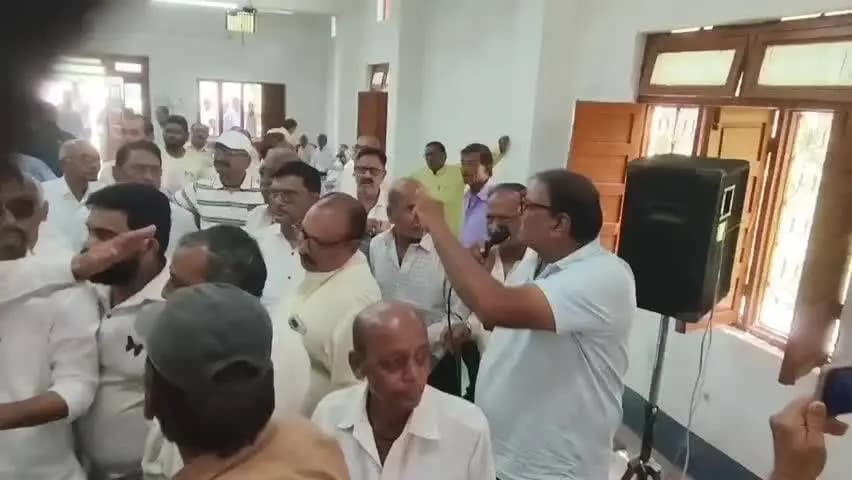 नेपानगर: नेपानगर में वार्षिक आम सभा में अंशधारियों का हंगामा, प्रबंधन के खिलाफ नारेबाजी