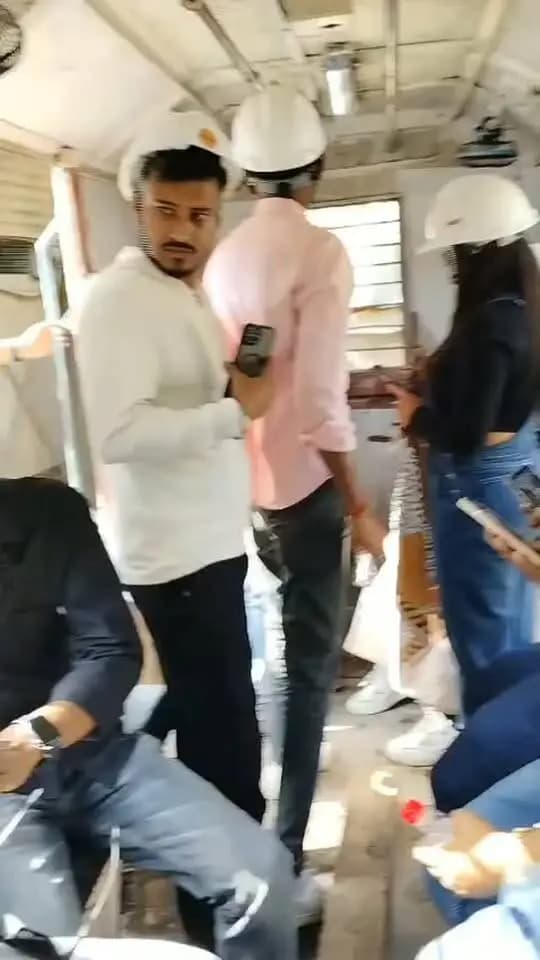 *देश की सबसे लंबी स्लीमनाबाद वाटर टनल बनी झारखंड के प्रतिनिधिमंडल के लिए आकर्षण का केंद्र*
*सेवा संकल्प अभियान के तहत प्रतिनिधिमंडल ने जानी टनल की अत्याधुनिक इंजीनियरिंग,बोले—जल प्रबंधन और तकनीक का अद्भुत संगम*
कटनी, 05 अक्टूबर। नर्मदा के जल को दूर-दराज के खेतों तक पहुंचाने की संकल्पना को जमीन के भीतर आकार देती स्लीमनाबाद की देश की सबसे लंबी वाटर टनल सोमवार को झारखंड से आए इन्फ्लुएंसर्स के प्रतिनिधिमंडल के लिए आकर्षण का केंद्र बनी। सेवा संकल्प अभियान के तहत कटनी पहुंचे प्रतिनिधिमंडल ने स्लीमनाबाद स्थित वाटर टनल का अवलोकन किया और इसके निर्माण में अपनाई गई अत्याधुनिक तकनीक, बेजोड़ इंजीनियरिंग तथा विशाल जल परिवहन क्षमता की जानकारी प्राप्त की।
प्रतिनिधिमंडल के सदस्यों ने टनल की निर्माण तकनीक और इसकी संरचना को करीब से समझा। उन्होंने कहा कि जमीन की सतह से कई मीटर नीचे इतनी लंबी और विशाल जल सुरंग का निर्माण इंजीनियरिंग की असाधारण �