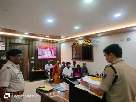 पुलिस अधीक्षक संतोष कुमार ने पुलिस कार्यालय में जनसुनवाई कर आम नागरिकों की सुनी समस्याएं ।