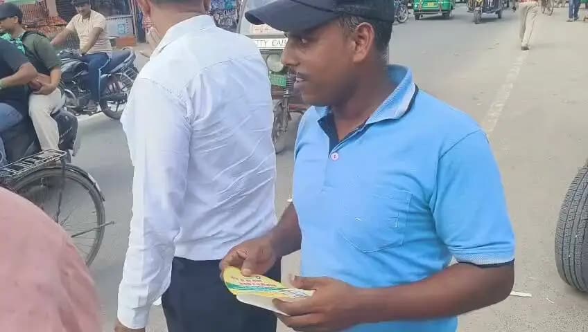 *प्रेस विज्ञप्ति*
समाहरणालय, मधेपुरा
जिला जनसंपर्क कार्यालय
जिला सांख्यिकी कार्यालय, मधेपुरा के सहयोग से
दिनांक : 05 अक्टूबर 2026
*सेवा संकल्प अभियान के तहत जन्म-मृत्यु निबंधन को लेकर विशेष जनजागरूकता अभियान शुरू*
*समय पर निबंधन कराएं, नागरिक अधिकारों एवं आवश्यक अभिलेखों को सुरक्षित बनाएं*
मधेपुरा, 05 अक्टूबर 2026।
सरकार के निर्देशानुसार सेवा संकल्प अभियान के अंतर्गत जन्म एवं मृत्यु के समयबद्ध एवं अनिवार्य निबंधन के प्रति आम नागरिकों को जागरूक करने के उद्देश्य से जिला सांख्यिकी कार्यालय, मधेपुरा द्वारा आज विशेष जनजागरूकता अभियान की शुरुआत की गई। अभियान का नेतृत्व जिला सांख्यिकी पदाधिकारी श्री शिवनारायण राउत ने किया।
अभियान के तहत भूपेंद्र नारायण मंडल चौक, पुरानी बस स्टैंड एवं समाहरणालय के समीप आम नागरिकों एवं वाहन चालकों को जन्म एवं मृत्यु के निबंधन की आवश्यकता, उपयोगिता तथा प्रमाण-पत्र के महत्व की जानकारी दी गई। अर्थ एवं सांख्यिकी निदेशालय, बिहार, पटना द्वारा उपलब्ध कराए गए जागरूकता संबंधी स्टीकर व्यावसायिक एवं तीन-पहिया वाहनों पर लगाए गए, ताकि निबंधन का संदेश व्यापक स्तर पर लोगों तक पहुंच सके।
जिला सांख्यिकी पदाधिकारी ने बताया कि जन्म एवं मृत्यु का निबंधन प्रत्येक परिवार की महत्वपूर्ण जिम्मेदारी है। जन्म प्रमाण-पत्र व्यक्ति की पहचान, आयु एवं विभिन्न सरकारी सेवाओं तथा योजनाओं का लाभ प्राप्त करने में महत्वपूर्ण दस्तावेज है। वहीं, मृत्यु प्रमाण-पत्र उत्तराधिकार, पेंशन, बीमा एवं अन्य आवश्यक वैधानिक कार्यों के लिए उपयोगी होता है। समय पर निबंधन से सरकारी अभिलेख भी अद्यतन एवं विश्वसनीय बने रहते हैं।
यह जागरूकता अभियान जिला मुख्यालय तक सीमित न रहकर सभी प्रखंडों, पंचायतों एवं गांवों तक पहुंचाया जाएगा, ताकि प्रत्येक परिवार को जन्म एवं मृत्यु के समय पर निबंधन के प्रति जागरूक किया जा सके।
*जनहित में विशेष अपील*
*हर जन्म का समय पर निबंधन कराएं, हर मृत्यु का निबंधन अवश्य कराएं।*
यह केवल एक प्रमाण-पत्र प्राप्त करने की प्रक्रिया नहीं, बल्कि नागरिक के अधिकारों, पहचान और परिवार के वैधानिक हितों की सुरक्षा का महत्वपूर्ण आधार है।
आइए, जिम्मेदार नागरिक बनें— **जन्म एवं मृत्यु की प्रत्येक घटना का समय पर निबंधन सुनिश्चित करें और अपने परिवार के दस्तावेजों को सुरक्षित एवं पूर्ण बनाएं।*
*
“ *हर जन्म का निबंधन—हर बच्चे के अधिकार की पहचान।*
*हर मृत्यु का निबंधन—परिवार के अधिकारों की सुरक्षा।”*
Information & Public Relations Department, Government of Bihar
CMO Bihar
Samrat Choudhary
Narendra Modi