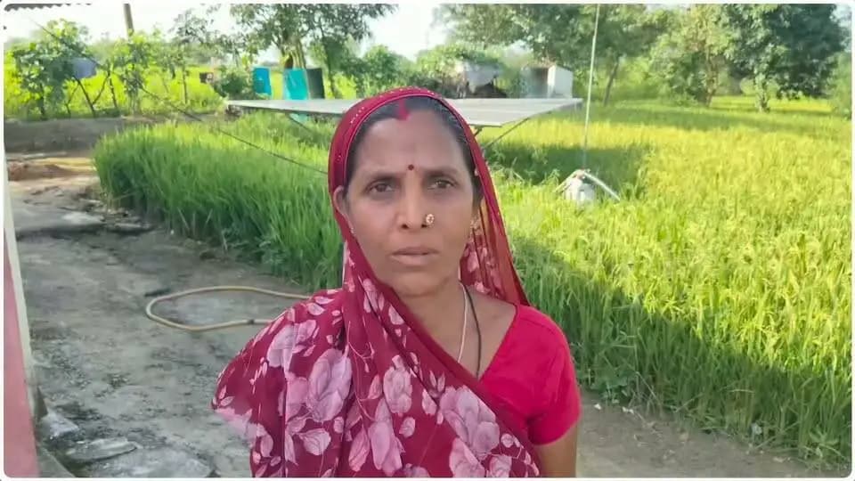 कुसुम योजना से सावित्री बाई के खेत में आसान हुई सिंचाई, शासन की योजना बनी खेती की नई ताकत
लुटगांव, डिंडौरी। शासन की जनकल्याणकारी योजनाएं ग्रामीण क्षेत्रों में किसानों के जीवन में सकारात्मक बदलाव ला रही हैं। डिंडौरी जिले के लुटगांव की रहने वाली श्रीमती सावित्री बाई ने कुसुम योजना का लाभ लेकर अपने खेत में सिंचाई की सुविधा को और बेहतर बनाया है।
कुसुम योजना के तहत शासन द्वारा सावित्री बाई के खेत में 3 एचपी क्षमता का मोटर पंप स्थापित कर उपलब्ध कराया गया है। इससे उन्हें खेतों में सिंचाई के लिए सुविधा मिली है और कृषि कार्य पहले की अपेक्षा अधिक सुगम हुआ है। सिंचाई की बेहतर व्यवस्था होने से फसलों की देखभाल समय पर करने में मदद मिल रही है तथा खेती को लेकर उनका भरोसा भी बढ़ा है।
सावित्री बाई बताती हैं कि किसान के लिए समय पर पानी की उपलब्धता बहुत महत्वपूर्ण होती है। शासन द्वारा कुसुम योजना के माध्यम से मोटर उपलब्ध कराए जाने से उनकी सिंचाई संबंधी समस्या काफी हद तक आसान हुई है। अब उन्हें अपने खेत की सिंचाई के लिए बेहतर सुविधा प्राप्त हो रही है।
सावित्री बाई ने कुसुम योजना का लाभ मिलने पर प्रधानमंत्री श्री नरेंद्र मोदी एवं मुख्यमंत्री डॉ. मोहन यादव के प्रति आभार व्यक्त करते हुए धन्यवाद दिया। उन्होंने कहा कि शासन की ऐसी योजनाएं किसानों को आत्मनिर्भर बनाने और उनकी खेती को मजबूत करने में महत्वपूर्ण भूमिका निभा रही हैं।
#sevasankalap #sevasankalapabhiyan #collectordindori #jansamparkdindori #KusumYojana #FarmerEmpowerment #Irrigation #Agriculture #Dindori #MadhyaPradesh #AtmanirbharKisan