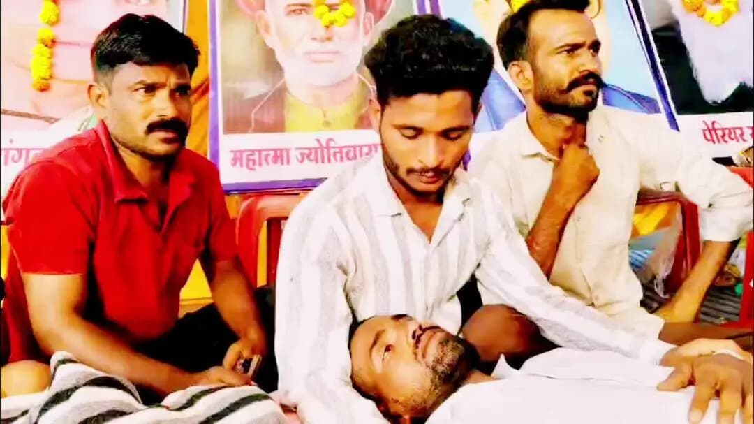 भूख हड़ताल का 5वां दिन, बहरी-गूंगी सरकार सो रही है!
मनपुरा में जमीन पर लेटा है युवा, प्रशासन गायब!