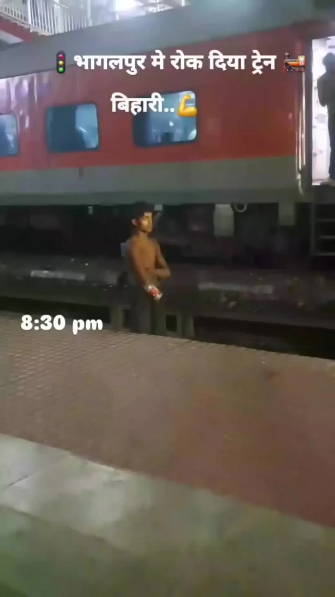 यह लड़का काघर माया मरी गोबर घाट पिता का नाम saratl hai दिल्ली सेघर आते बरौनी स्टेशन में उतर और उसके बाद लापता हो गया 977
