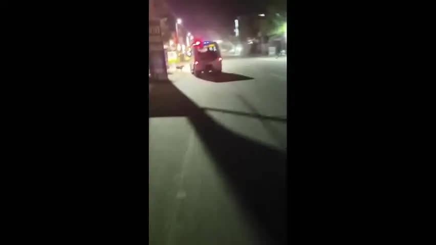 मंझनपुर: कौशाम्बी में साथी की पुकार ने बचाई जान, 300 मीटर तक पुलिस गाड़ी में फंसा घिसटता रहा कुत्ता, पीछे दौड़ता रहा वफादार दोस्त