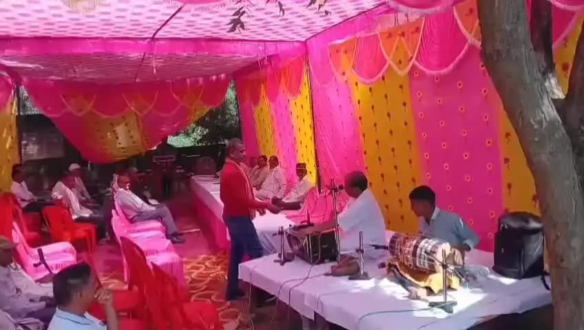 देवमई विकासखंड के दरी खुर्द गांव में शाहिद ज्ञान सिंह के कार्यक्रम में समाजवादी पार्टी के नेता राजेंद्र सिंह ने पहुंच