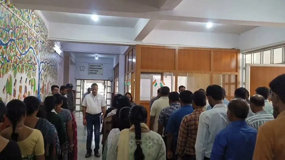 शोकसभा आयोजित कर दिवंगत कर्मचारी को दी श्रद्धांजलि
तहसील शहपुरा के राजस्व विभागीय कार्यालय में कार्यरत सहायक ग्रेड-3 श्री पुरुषोत्तम सिंह परस्ते के निधन पर शोकसभा आयोजित की गई।
कलेक्टर एवं विभागीय अधिकारियों-कर्मचारियों ने स्वर्गीय श्री पुरुषोत्तम सिंह परस्ते को श्रद्धांजलि अर्पित की। सभी ने दो मिनट का मौन धारण कर दिवंगत आत्मा की शांति के लिए प्रार्थना की।
इस दौरान कलेक्टर श्रीमती अंजू पवन भदोरिया , अपर कलेक्टर श्री जे. पी. यादव, डिंडौरी एसडीएम श्री रामबाबू देवांगन और अन्य अधिकारियों एवं कर्मचारियों ने उनके योगदान को याद करते हुए शोक संवेदना व्यक्त की।
#sevasankalap #sevasankalapabhiyan #collectordindori #jansamparkdindori
#Dindori #Shradhanjali #ShokSabha #DindoriAdministration #RevenueDepartment #MadhyaPradesh #MPGovernment
