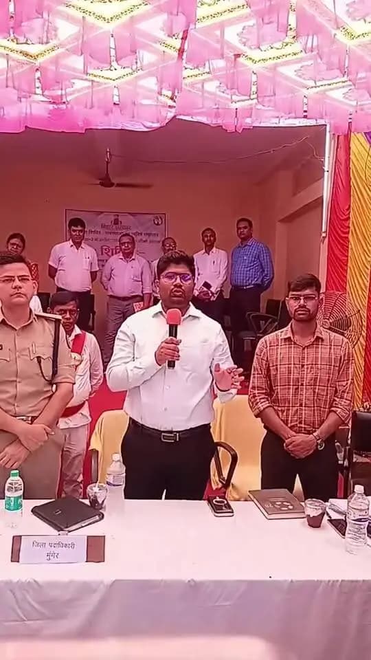 धरहरा प्रखंड अंतर्गत हेमजापुर पंचायत में आयोजित सहयोग शिविर को सम्बोधित करते जिलाधिकारी निखिल धनराज निप्पाणीकर