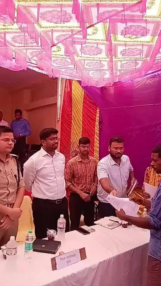 धरहरा प्रखंड अंतर्गत हेमजापुर पंचायत में आयोजित सहयोग शिविर में विभिन्न पात्र लाभुकों के बीच प्रमाण पत्र वितरण करते जिलाधिकारी निखिल धनराज निप्पाणीकर एवं पुलिस अधीक्षक सैयद इमरान मसूद