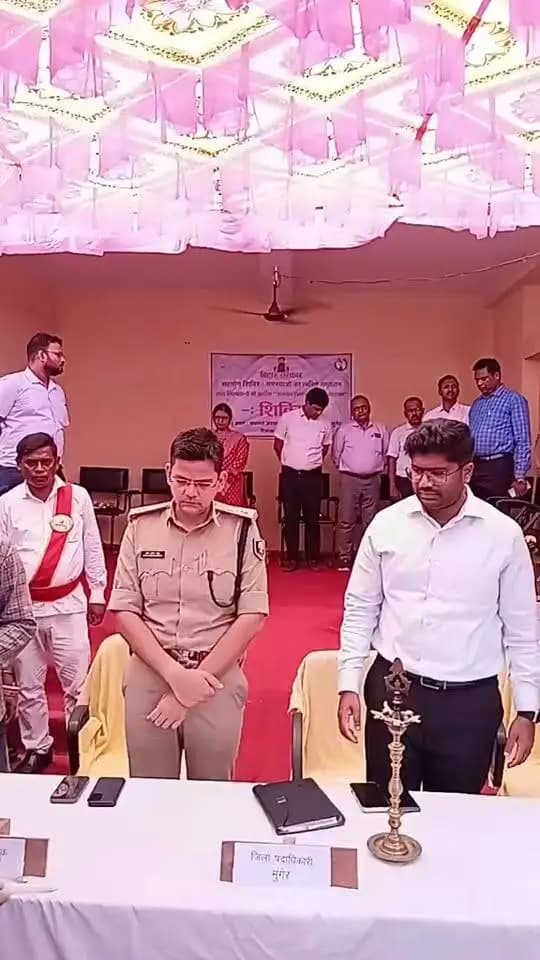 धरहरा प्रखंड अंतर्गत हेमजापुर पंचायत में आयोजित सहयोग शिविर का उद्घाटन करते जिलाधिकारी निखिल धनराज निप्पाणीकर एवं पुलिस अधीक्षक