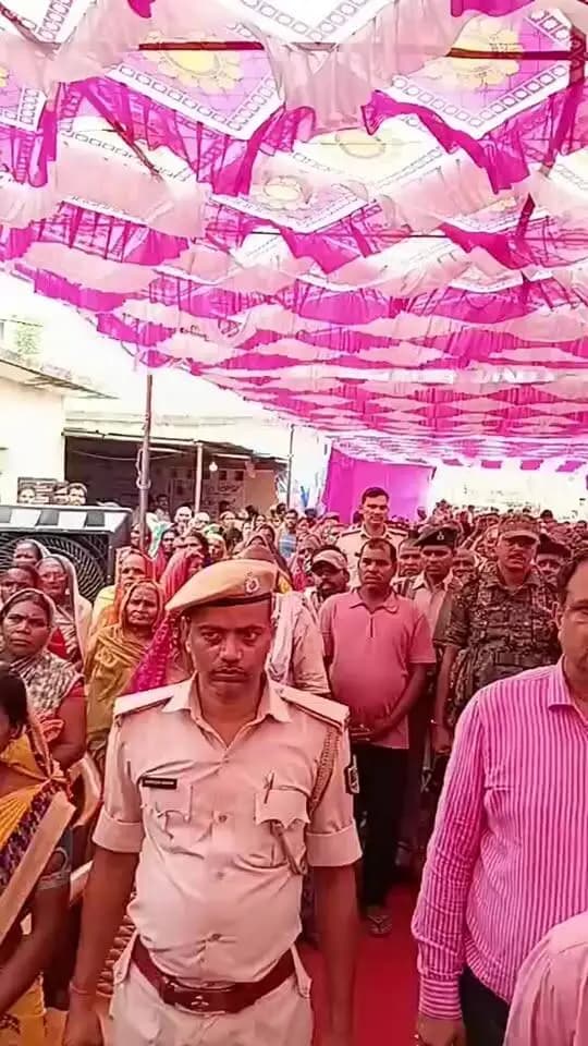 धरहरा प्रखंड अंतर्गत हेमजापुर पंचायत में आयोजित सहयोग शिविर में राष्ट्र गीत में शामिल जिलाधिकारी निखिल धनराज निप्पाणीकर एवं पुलिस अधीक्षक सैयद इमरान मसूद