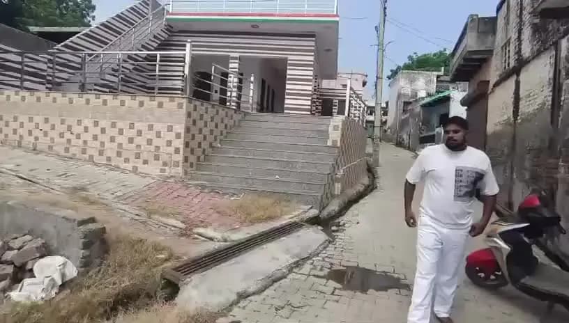 पलवल: *‘सेवा संकल्प अभियान’ : ‘कहानी बदलाव की’*
*- गांव चांदहट की चौपालों के बेहतर निर्माण से ग्रामीणों को मिला सुविधाजनक स्थान*
*- वार्ड पंच हरकेश ने ग्राम पंचायत के कार्य की सराहना की*
*- गांव की सभी चौपालों के विकास से ग्रामीणों में खुशी*
*- विकास कार्यों से मजबूत हो रही गांव चांदहट की बुनियादी सुविधाएं*
*- पंचायत और सरकार के प्रयासों के लिए ग्रामीणों ने जताया आभार*
*पलवल, 6 अक्टूबर।*
पलवल जिला के गांव चांदहट में ग्राम पंचायत द्वारा करवाए जा रहे विकास कार्यों से ग्रामीणों को बेहतर सुविधाएं मिल रही हैं। ग्राम पंचायत के सदस्य एवं वार्ड नंबर 16 के पंच हरकेश ने बताया कि सरपंच की ओर से उनके मोहल्ले की चौपाल का बहुत ही अच्छा निर्माण करवाया गया है। चौपाल के बेहतर निर्माण से ग्रामीणों में खुशी का माहौल है और उन्हें बैठने तथा सामुदायिक गतिविधियों के लिए एक सुविधाजनक स्थान मिला है।
हरकेश ने बताया कि उनके मोहल्ले की चौपाल का निर्माण कार्य काफी सराहनीय है। चौपाल को बेहतर तरीके से तैयार किए जाने से ग्रामीणों को इसका लाभ लंबे समय तक मिलेगा। उन्होंने कहा कि चौपाल गांव के सामाजिक जीवन का महत्वपूर्ण हिस्सा होती है, जहां ग्रामीण आपसी बातचीत, सामाजिक बैठकों और सामुदायिक गतिविधियों के लिए एकत्रित होते हैं। उन्होंने बताया कि ग्राम पंचायत द्वारा केवल उनके मोहल्ले की चौपाल ही नहीं, बल्कि गांव की अन्य चौपालों के विकास और निर्माण पर भी ध्यान दिया गया है। इससे गांव में सार्वजनिक सुविधाओं का विस्तार हुआ है और ग्रामीणों को बेहतर वातावरण उपलब्ध हुआ है।
हरकेश ने कहा कि पंचायत द्वारा करवाए जा रहे विकास कार्य गांव की जरूरतों को ध्यान में रखकर किए जा रहे हैं। चौपालों के निर्माण और सुधार से गांव के लोगों को मूलभूत सुविधाओं के साथ-साथ सामुदायिक गतिविधियों के लिए बेहतर स्थान मिल रहा है। उन्होंने कहा कि इस प्रकार के कार्य ग्रामीण क्षेत्र के समग्र विकास में महत्वपूर्ण भूमिका निभाते हैं। उन्होंने ग्राम पंचायत के सरपंच द्वारा करवाए गए विकास कार्यों की प्रशंसा करते हुए कहा कि ग्रामीणों की जरूरतों को समझते हुए सार्वजनिक स्थलों का निर्माण करवाना एक सराहनीय पहल है। इससे गांव के विकास को नई दिशा मिलती है और ग्रामीणों में भी पंचायत के प्रति विश्वास मजबूत होता है।
हरकेश ने ग्राम पंचायत के सरपंच और हरियाणा सरकार का धन्यवाद करते हुए कहा कि गांवों में विकास कार्यों को प्राथमिकता मिलने से ग्रामीण क्षेत्रों में सुविधाएं लगातार बेहतर हो रही हैं। उन्होंने कहा कि चौपालों का निर्माण गांव के सामाजिक ढांचे को मजबूत करने के साथ-साथ ग्रामीणों को एक बेहतर सामुदायिक स्थान उपलब्ध कराने की दिशा में महत्वपूर्ण कदम है।
000