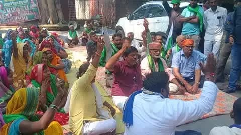 black karchhana bhrashtachar ke khilaf dharna pradarshan machhar urf Purva me inter locking ka Nirman karne hetu dharna