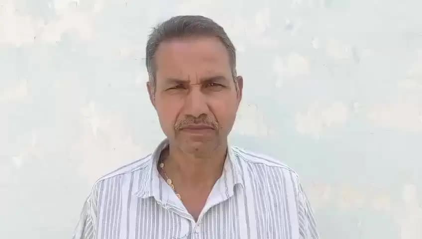 पलवल: *‘सेवा संकल्प अभियान’ : ‘कहानी बदलाव की’*
*पीएम सूर्य घर योजना से रोशन हो रहे परिवारों के सपने*
*- सौर ऊर्जा अपनाकर बिजली खर्च में मिली बड़ी राहत*
*- सरकारी सब्सिडी से सोलर पैनल लगवाना हुआ आसान*
*- धर्मवीर और समंदर ने साझा किए पीएम सूर्य घर योजना के लाभ*
*- स्वच्छ ऊर्जा के साथ आत्मनिर्भरता की ओर बढ़ते परिवार*
*पलवल, 6 अक्टूबर।*
केंद्र एवं हरियाणा सरकार द्वारा आमजन को स्वच्छ एवं सस्ती ऊर्जा उपलब्ध करवाने के उद्देश्य से चलाई जा रही पीएम सूर्य घर योजना लोगों के लिए आर्थिक राहत का माध्यम बन रही है। योजना के तहत घरों की छतों पर सोलर पैनल लगवाने के लिए सरकार की ओर से सब्सिडी प्रदान की जा रही है, जिससे परिवारों को बिजली के खर्च में बचत के साथ-साथ स्वच्छ ऊर्जा का लाभ भी मिल रहा है।
जिला पलवल के गांव डकोरा निवासी धर्मवीर पुत्र फतेह सिंह ने पीएम सूर्य घर योजना के तहत अपने घर पर 2 किलोवाट का सोलर कनेक्शन लगवाया। उन्होंने बताया कि सोलर पैनल लगने से उन्हें बिजली के क्षेत्र में काफी लाभ मिला है। केंद्र एवं राज्य सरकार की ओर से प्राप्त सब्सिडी से उन्हें आर्थिक सहायता मिली, जिससे सोलर कनेक्शन लगवाना आसान हुआ। धर्मवीर ने योजना को आमजन के लिए बेहद लाभकारी बताते हुए केंद्र एवं राज्य सरकार का आभार व्यक्त किया।
इसी प्रकार गांव अलावलपुर निवासी समंदर पुत्र देवी राम ने भी पीएम सूर्य घर योजना के तहत अपने घर पर 2 किलोवाट का सोलर पैनल लगवाया है। उन्होंने बताया कि उनका सोलर सिस्टम प्रतिदिन लगभग 8 से 10 यूनिट बिजली का उत्पादन कर रहा है, जिसके कारण उनके बिजली बिल में काफी कमी आई है और उनका बिजली बिल लगभग शून्य हो गया है। समंदर ने बताया कि उन्हें सरकार की ओर से लगभग 1.10 लाख रुपये की आर्थिक सहायता प्राप्त हुई, जिससे उन्हें काफी आर्थिक राहत मिली। उन्होंने इस सहायता के लिए प्रधानमंत्री नरेंद्र मोदी और मुख्यमंत्री नायब सिंह सैनी का आभार व्यक्त करते हुए कहा कि पीएम सूर्य घर योजना बहुत अच्छी और लाभकारी योजना है। उन्होंने अन्य परिवारों से भी योजना का लाभ उठाकर अपने घरों पर सोलर पैनल लगवाने का आह्वान किया।
दोनों लाभार्थियों का कहना है कि सौर ऊर्जा अपनाने से न केवल बिजली के खर्च में राहत मिल रही है, बल्कि परिवार स्वच्छ और हरित ऊर्जा की दिशा में भी योगदान दे रहे हैं। पीएम सूर्य घर योजना आमजन को ऊर्जा के क्षेत्र में आत्मनिर्भर बनाने और आर्थिक बचत का लाभ पहुंचाने की दिशा में महत्वपूर्ण कदम साबित हो रही है।
000