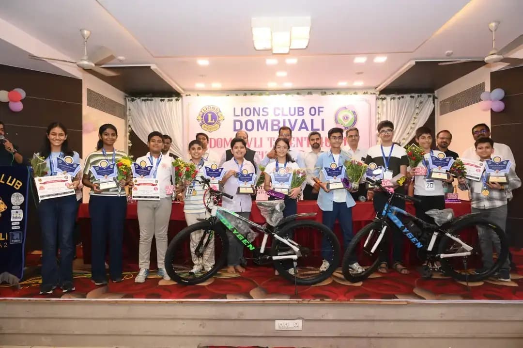 लायन्स क्लब ऑफ डोंबिवलीची १४वी डोंबिवली टॅलेंट हंट स्पर्धा उत्साहात संपन्न
डोंबिवली : थोर शिक्षणतज्ञ स्व. सुरेंद्र बाजपेयी सर यांच्या स्मरणार्थ लायन्स क्लब ऑफ डोंबिवलीच्या वतीने आयोजित करण्यात येणारी ‘डोंबिवली टॅलेंट हंट’ स्पर्धा यंदा १४व्या वर्षात दिमाखात पार पडली. रविवार, ४ ऑक्टोबर रोजी ओंकार इंटरनॅशनल स्कूल, ठाकुर्ली येथे स्पर्धेची अंतिम फेरी उत्साहपूर्ण वातावरणात संपन्न झाली.
यंदाच्या स्पर्धेत डोंबिवली परिसरातील ६० हून अधिक शाळांमधील सुमारे ४४ हजार विद्यार्थ्यांनी पहिल्या फेरीत सहभाग घेतला. त्यातून दुसऱ्या फेरीसाठी १ हजार विद्यार्थ्यांची निवड करण्यात आली, तर अंतिम फेरीसाठी ५० स्पर्धकांची निवड करण्यात आली.
अंतिम फेरीदरम्यान विविध सत्रे आणि फेऱ्यांमधून विद्यार्थ्यांच्या ज्ञान, कौशल्य आणि प्रतिभेची कसोटी घेण्यात आली. स्पर्धेचे परीक्षक म्हणून ॲड. संपदा कुलकर्णी, डॉ. रौनकलक्ष्मी शिरसाट-तळेले, सीए हिमांशू जोशी आणि इंजिनिअर प्रसाद नाटेकर यांनी जबाबदारी पार पाडली.
स्पर्धेचा बक्षीस वितरण समारंभ डोंबिवली जिमखाना येथे आयोजित करण्यात आला. यावेळी लायन्स डिस्ट्रिक्ट गव्हर्नर लायन राजेंद्र शाह, आमदार राजेश मोरे, माधव जोशी, दर्शन सामंत यांच्यासह विविध मान्यवर उपस्थित होते. खासदार डॉ. श्रीकांत शिंदे यांनी संदेशाद्वारे सर्व स्पर्धकांना शुभेच्छा दिल्या.
या उपक्रमाला डॉ. श्रीकांत शिंदे फाऊंडेशन आणि फेडरल बँक यांचे प्रायोजकत्व लाभले. क्लब अध्यक्ष लायन नित्यानंद पोवार, प्रकल्प प्रमुख लायन अतुल चक्रदेव तसेच लायन्स क्लबच्या सर्व सदस्यांच्या सहकार्यामुळे यंदाची डोंबिवली टॅलेंट हंट स्पर्धा गेल्या १४ वर्षांतील सर्वात यशस्वी उपक्रम ठरल्याचे आयोजकांनी सांगितले.
विद्यार्थ्यांच्या सुप्त कलागुणांना व्यासपीठ उपलब्ध करून देणाऱ्या या उपक्रमाचे उपस्थित मान्यवरांनी कौतुक केले. विद्यार्थ्यांमध्ये स्पर्धात्मक वृत्ती, आत्मविश्वास आणि विविध कौशल्यांचा विकास घडवून आणण्यासाठी ‘डोंबिवली टॅलेंट हंट’ महत्त्वाची भूमिका बजावत असल्याचे यावेळी नमूद करण्यात आले.