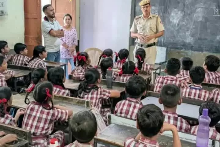 करोल बाग: छात्राओं को सुरक्षा की जानकारी दी गई, ताकि वे जागरूकता से सुरक्षित भविष्य की ओर बढ़ें