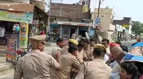 शोहरतगढ़: शोहरतगढ़ में सपा का चुनाव आयोग पर चुनाव में अनियमितता का आरोप, पुतला दहन