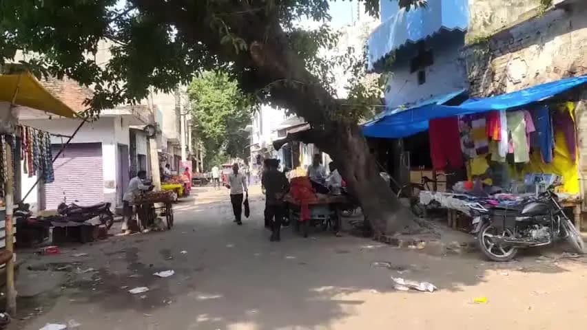 शाहबाद: बाजार संभा में बासित नगर मार्ग पर आंधी और तूफान से गिरा पेड़, तारों में उलझा, किसी भी समय हो सकता है बड़ा हादसा