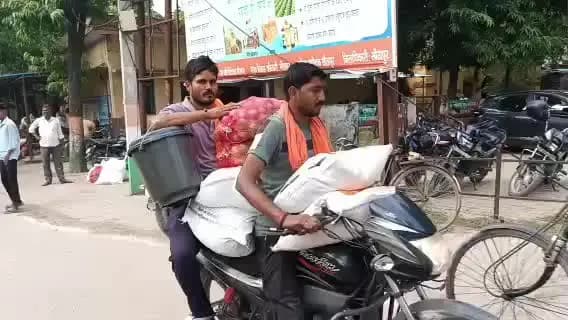 सीतापुर: सराय नदी में जलस्तर बढ़ने से कई इलाके बाढ़ से प्रभावित, बाढ़ पीड़ितों को तहसील में दी गई राहत सामग्री