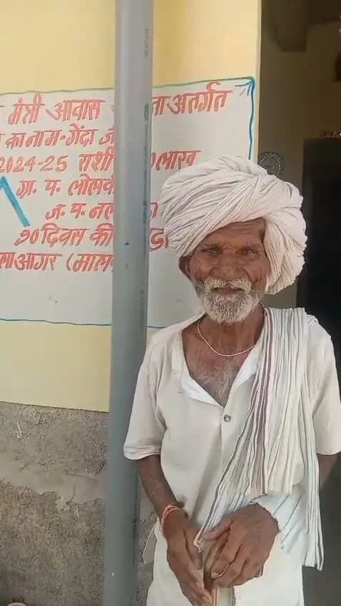 *सेवा संकल्प अभियान*
//सेवा की कहानी//
हौसले को मिली उड़ान, ग्राम लोलकी के गेंदा जी की जिंदगी में आया बदलाव
प्रधानमंत्री आवास योजना से पक्के मकान का सपना हुआ साकार
Lशासन की योजनाएं जब धरातल पर उतरती हैं तो तस्वीर बदल जाती है। ऐसी ही एक बदलाव की कहानी है आगर जिले की जनपद नलखेड़ा की ग्राम पंचायत लोलकी के श्री गेंदा, पिता श्री भीमा जी की।
श्री गेदा-भीमा जी बताते हैं कि पहले आर्थिक तंगी के कारण परिवार के भरण-पोषण में काफी कठिनाइयों का सामना करना पड़ता था। ऐसे समय में प्रधानमंत्री आवास (ग्रामीण)योजना का लाभ उन्हें प्राप्त हुआ। योजना से मिली आर्थिक सहायता एवं शासकीय सहयोग से उन्होंने अपने परिवार की जरूरतों को पूरा किया और आज वे अपने स्वयं के पक्के मकान में सम्मानजनक जीवन व्यतीत कर रहे हैं।
श्री गेंदा पिता भीमा जी ने कहा कि *"प्रधानमंत्री आवास योजना से मेरे परिवार को बहुत बड़ा सहारा मिला है। अब जीवन में स्थिरता आई है। इसके लिए मैं माननीय प्रधानमंत्री श्री नरेंद्र मोदीजी, मुख्यमंत्री डॉ. मोहन यादव जी एवं जिला प्रशासन आगर मालवा का हृदय से धन्यवाद करता हूँ।"*
जिला प्रशासन की मंशा है कि जिले के अंतिम पंक्ति के प्रत्येक पात्र हितग्राही तक शासन की योजनाओं का लाभ पहुंचे और वे आत्मनिर्भर बन सकें।
CM Madhya Pradesh
Jansampark Madhya Pradesh
Panchayat, Rural Development and Social Welfare Department of Madhya Pradesh
Ujjain Commissioner
#सेवा_संकल्प_अभियान
#agarmalwa
#आगरमालवा