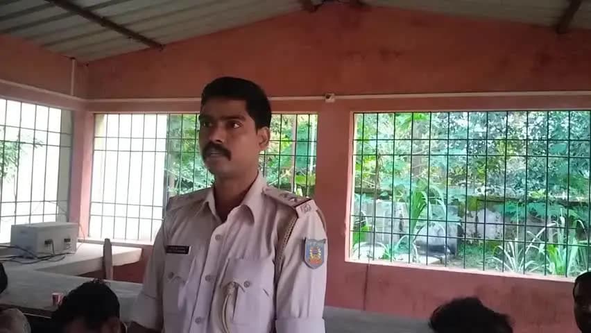 दुर्गा पूजा को लेकर प्रशासन अलर्ट, दिए सख्त निर्देश
पुराने रूट से ही निकलेगा जुलूस, पंडालों में तैनात रहेंगे 10 वॉलेंटि