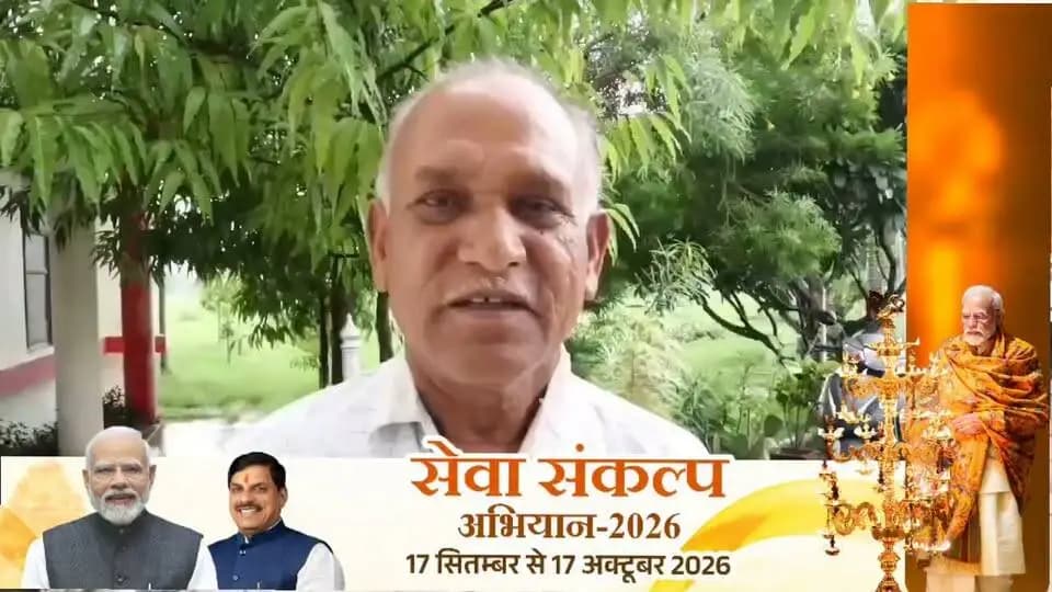 प्रधानमंत्री कृषक सम्मान निधि से मिलने वाली राशि से कृषक श्री रामदास अहिरवार की आर्थिक स्थिति में हुआ सुधार
----
टीकमगढ़ जिले के ग्राम नारगुड़ा निवासी कृषक श्री रामदास अहिरवार को प्रधानमंत्री कृषक सम्मान निधि का लाभ मिल रहा है। योजना का लाभ मिलने से श्री रामदास अहिरवार के परिवार की आर्थिक स्थिति में सुधार आया है। इसके लिये श्री सुनील कुमार प्रधानमंत्री श्री नरेन्द्र मोदी जी हो धन्यवाद दे रहे हैं।
श्री रामदास अहिरवार ने अपने अनुभव साझा करते हुये बताया कि मैं कृषि का कार्य करता हूं। खेती करने के दौरान पहले मुझे बोवनी तथा अन्य कार्याें के लिये कर्जा लेना पड़ता था, जिससे मेरे परिवार की आर्थिक स्थिति ठीक नहीं रहती थी। लेकिन जब से मुझे प्रधानमंत्री कृषक सम्मान निधि तथा मुख्यमंत्री कृषक सम्मान निधि योजना से राशि मिलना प्रारंभ हुआ है, तब से मुझे कृषि कार्य के लिये किसी से पैसे उधार नहीं लेने पड़ते हैं, जिससे मेरी आर्थित बचत भी हो जाती है।
अब मैं अपने परिवार का खर्च आसानी से चला लेता हूं। इसके लिये मैं प्रधानमंत्री श्री नरेन्द्र मोदी जी तथा मुख्यमंत्री डॉ. मोहन यादव जी को सहृदय धन्यवाद देता हूं।
#SevaSankalpAbhiyan
#सेवा_संकल्प_अभियान
#खशियों_की_दास्तां
#JansamparkMP
#jansampartikatikamgarh
#tikamgarh