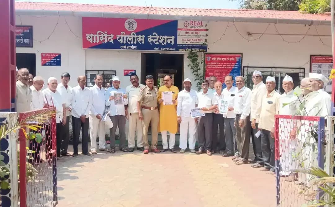 डिजिटल अरेस्ट आणि पेन्शन फसवणुकीविरुद्ध वासिंद पोलिसांचे कवच
ज्येष्ठ नागरिकांसाठी विशेष सायबर जनजागृती कार्यक्रम
डिजिटल अरेस्ट, पेन्शन फसवणूक तसेच ऑनलाइन आर्थिक गैरव्यवहाराच्या वाढत्या घटनांच्या पार्श्वभूमीवर वासिंद पोलिसांकडून ज्येष्ठ नागरिकांसाठी विशेष सायबर जनजागृती कार्यक्रमाचे आयोजन करण्यात आले. या कार्यक्रमात सायबर गुन्हेगारांकडून वापरल्या जाणाऱ्या विविध पद्धती आणि त्यापासून बचाव करण्याच्या उपाययोजनांबाबत नागरिकांना मार्गदर्शन करण्यात आले.
सायबर गुन्हेगारांकडून बँक अधिकारी असल्याचे भासवून ओटीपी किंवा केवायसी अपडेटच्या नावाखाली फसवणूक केली जाते. तसेच व्हॉट्सॲपवर मुलगा किंवा नातेवाईक अडचणीत असल्याचे सांगून पैशांची मागणी करणे, ‘डिजिटल अरेस्ट’ची भीती दाखवून मानसिक दबाव निर्माण करणे, लॉटरी किंवा केबीसीमध्ये बक्षीस लागल्याचे आमिष दाखवणे, अनोळखी एपीके फाईल डाऊनलोड करण्यास भाग पाडणे आणि कॅप्चा भरून घरबसल्या पैसे कमावण्याचे प्रलोभन देणे, अशा विविध सायबर फसवणुकीच्या प्रकारांची माहिती यावेळी देण्यात आली.
पोलिसांनी नागरिकांना ओटीपी, पासवर्ड, बँक खात्याची माहिती किंवा अन्य गोपनीय माहिती कोणत्याही अनोळखी व्यक्तीला देऊ नये, असा सल्ला दिला. अनोळखी लिंकवर क्लिक करू नये तसेच संशयास्पद एपीके फाईल मोबाईलमध्ये इन्स्टॉल करू नये. संशयास्पद फोन आल्यास घाबरून न जाता संभाषण तात्काळ थांबवून फोन बंद करावा आणि पोलिसांशी संपर्क साधावा, असे आवाहन करण्यात आले.
सायबर फसवणूक झाल्यास सुरुवातीचा ‘गोल्डन अवर’ अत्यंत महत्त्वाचा असल्याचे पोलिसांनी स्पष्ट केले. त्यामुळे फसवणूक झाल्याचे लक्षात येताच विलंब न करता १९३० या सायबर हेल्पलाइन क्रमांकावर संपर्क साधावा, तसेच अधिकृत सायबर तक्रार प्रणालीद्वारे तक्रार नोंदवावी, असे आवाहन करण्यात आले.
ठाणे ग्रामीणचे पोलीस अधीक्षक डॉ. विनयकुमार राठोड, अपर पोलीस अधीक्षक अनमोल मित्तल आणि शहापूरचे उपविभागीय पोलीस अधिकारी विशाल नागरगोजे यांच्या मार्गदर्शनाखाली हा उपक्रम पार पडला. वासिंद पोलीस ठाण्याचे प्रभारी अधिकारी पोलीस निरीक्षक सुनील बच्छाव यांच्या प्रमुख उपस्थितीत कार्यक्रमाचे आयोजन करण्यात आले.
सायबर फसवणुकीला बळी पडल्यास तात्काळ १९३० या क्रमांकावर संपर्क साधावा किंवा जवळच्या पोलीस ठाण्यात तक्रार नोंदवावी, असे आवाहन वासिंद पोलिसांकडून करण्यात आले आहे.