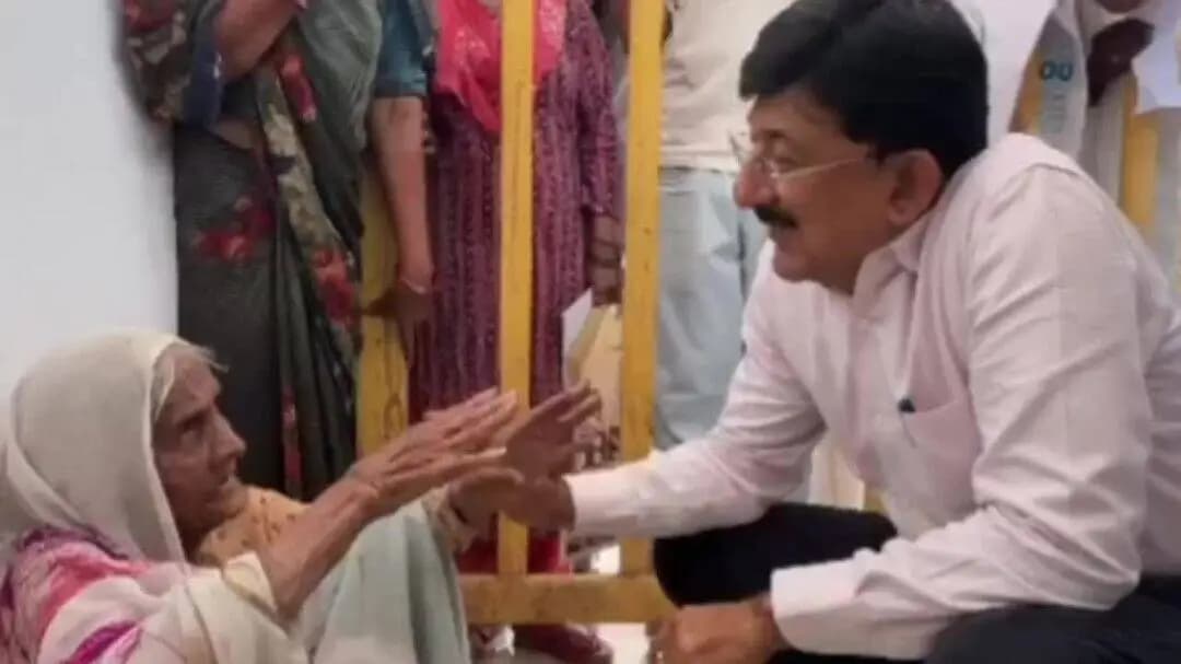 गुना नगर: जब 105 साल की मां की फरियाद सुनने कलेक्टर ने छोड़ी कुर्सी, जमीन पर बैठकर सुनी दर्दभरी दास्तान