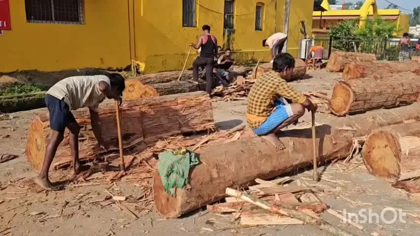 जगदलपुर: बसूला चला, जाग उठी सदियों पुरानी रथ परंपरा, सिरहासार भवन में बारसी उतरानी के साथ विजय रथ निर्माण का श्रीगणेश