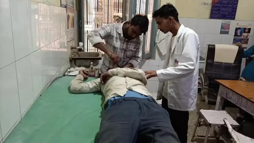 पुवायां: तेज रफ्तार ई-रिक्शा अनियंत्रित होकर पलटा, चालक गंभीर घायल, जिला अस्पताल रेफर